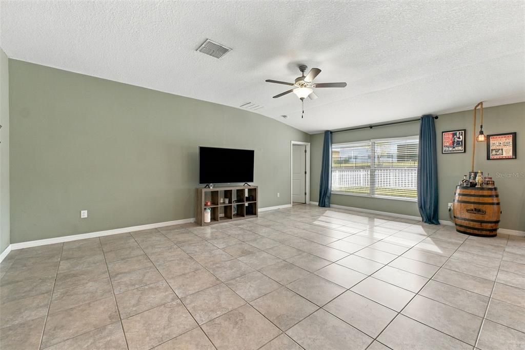 For Sale: $310,000 (4 beds, 2 baths, 1918 Square Feet)