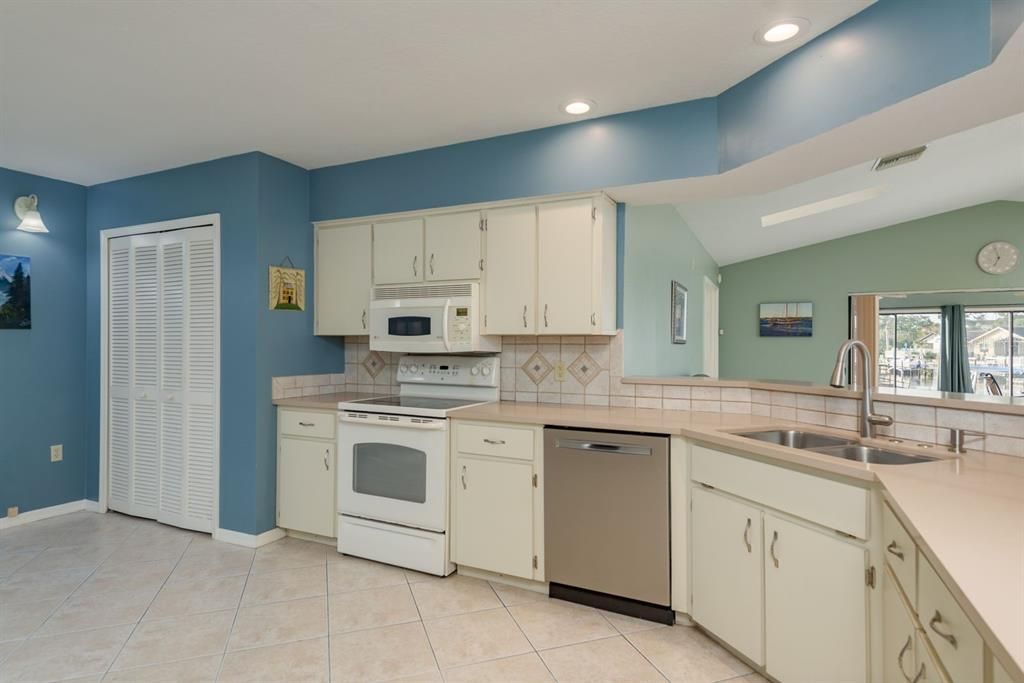 For Rent: $2,750 (2 beds, 2 baths, 1811 Square Feet)