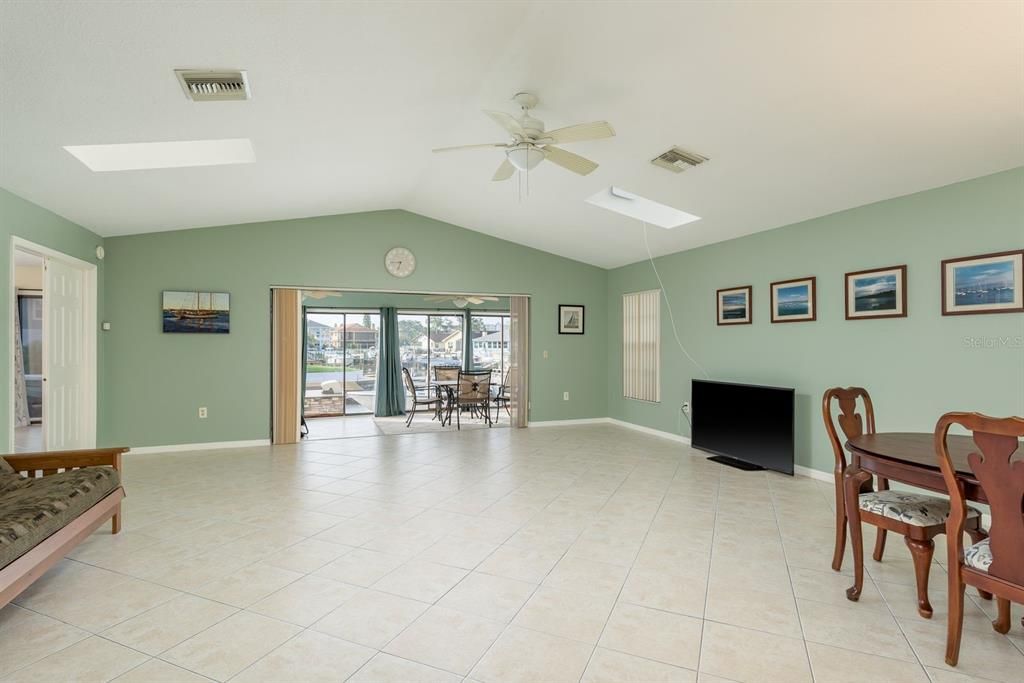For Rent: $2,750 (2 beds, 2 baths, 1811 Square Feet)