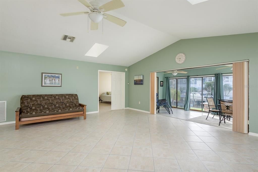 For Rent: $2,750 (2 beds, 2 baths, 1811 Square Feet)
