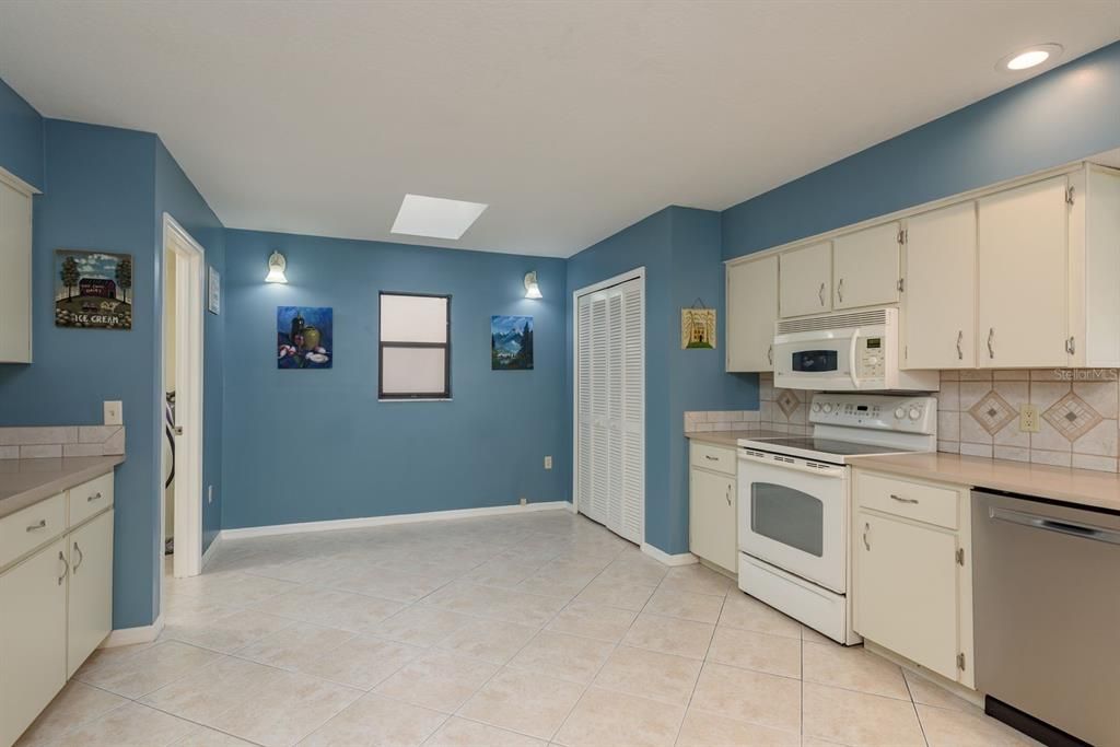 For Rent: $2,750 (2 beds, 2 baths, 1811 Square Feet)
