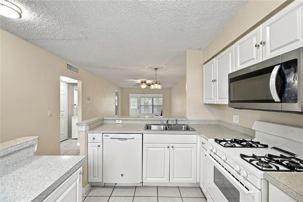 For Sale: $145,000 (2 beds, 2 baths, 886 Square Feet)