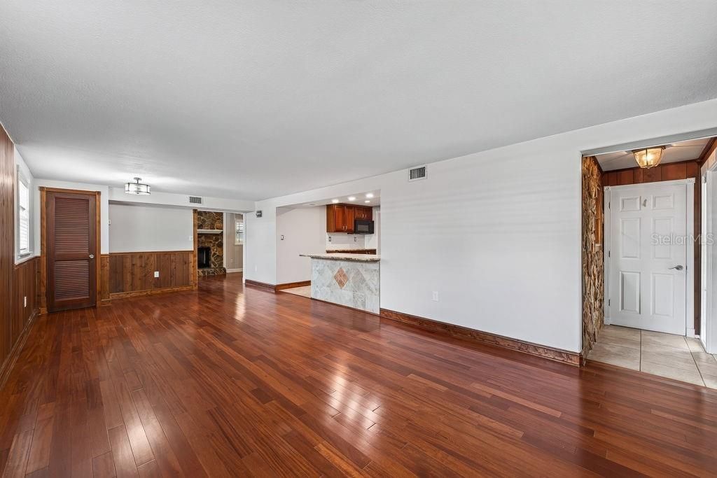 For Sale: $565,000 (5 beds, 3 baths, 2960 Square Feet)