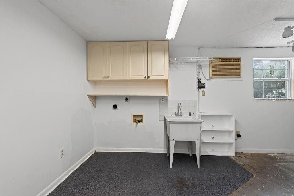 For Sale: $565,000 (5 beds, 3 baths, 2960 Square Feet)