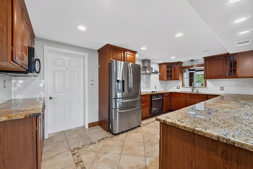 For Sale: $565,000 (5 beds, 3 baths, 2960 Square Feet)