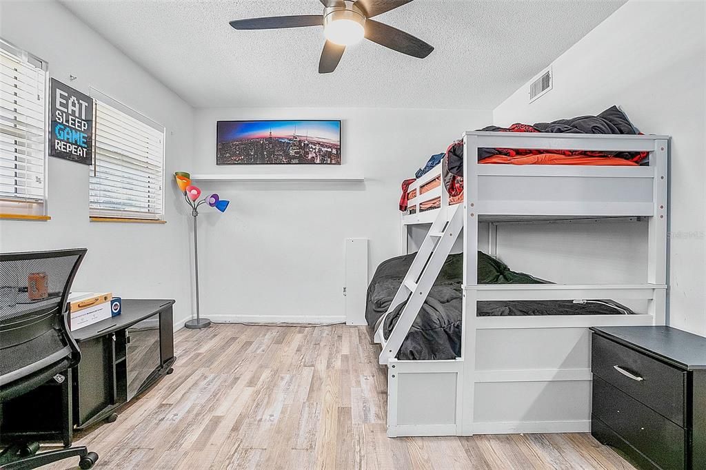 En Venta: $774,000 (3 camas, 3 baños, 2304 Pies cuadrados)