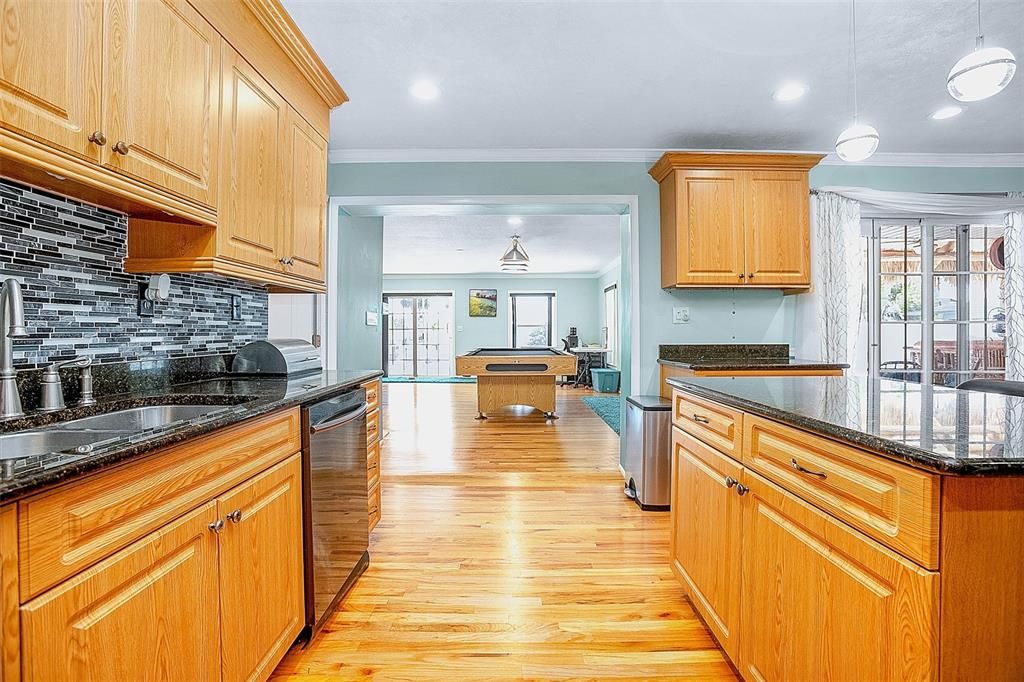 En Venta: $774,000 (3 camas, 3 baños, 2304 Pies cuadrados)