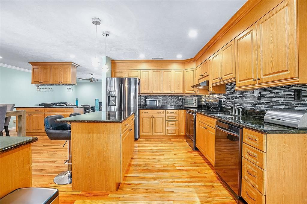 En Venta: $774,000 (3 camas, 3 baños, 2304 Pies cuadrados)