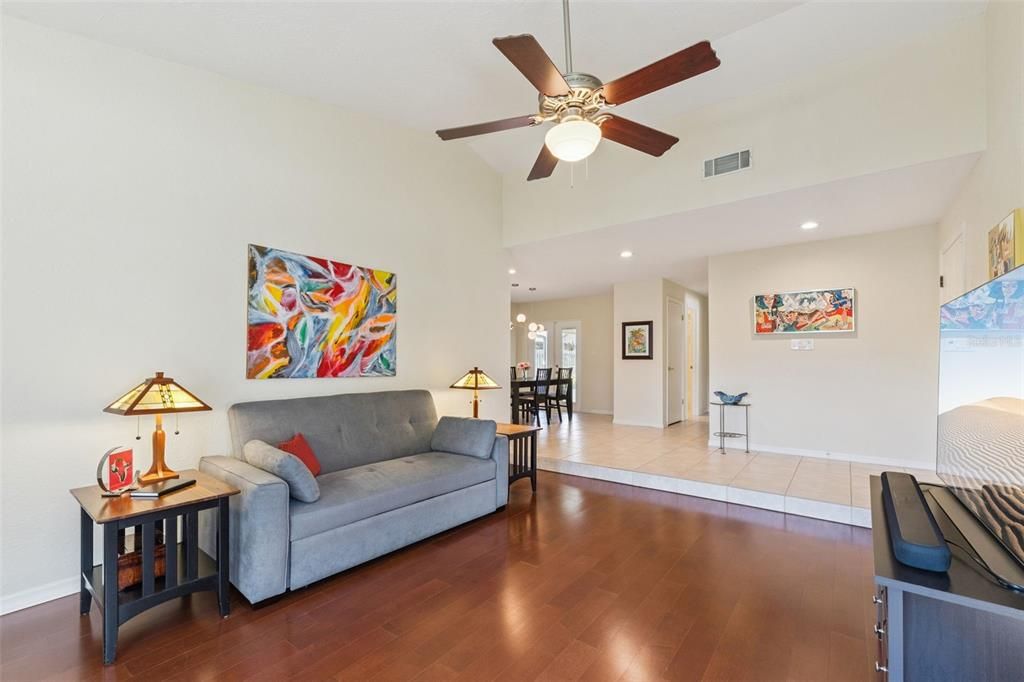 For Sale: $349,900 (2 beds, 2 baths, 1266 Square Feet)
