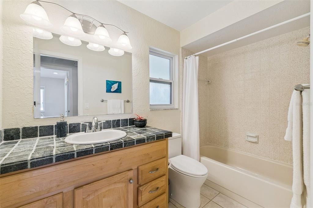 For Sale: $349,900 (2 beds, 2 baths, 1266 Square Feet)