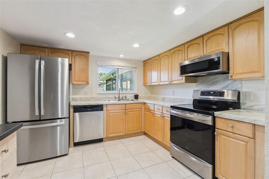 For Sale: $349,900 (2 beds, 2 baths, 1266 Square Feet)