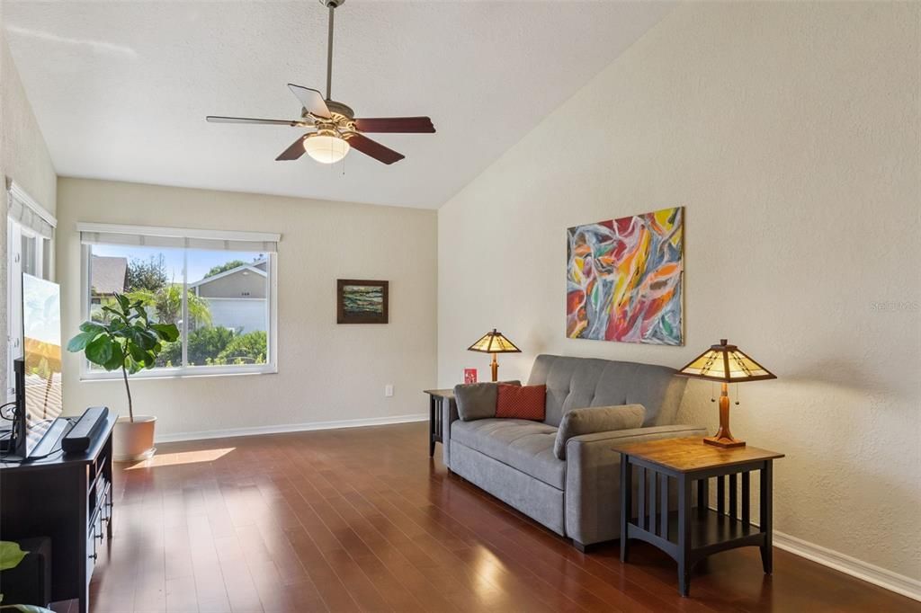 For Sale: $349,900 (2 beds, 2 baths, 1266 Square Feet)