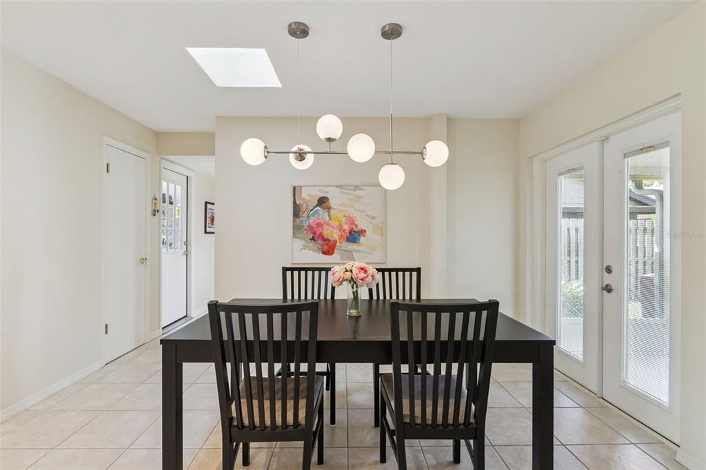 For Sale: $349,900 (2 beds, 2 baths, 1266 Square Feet)