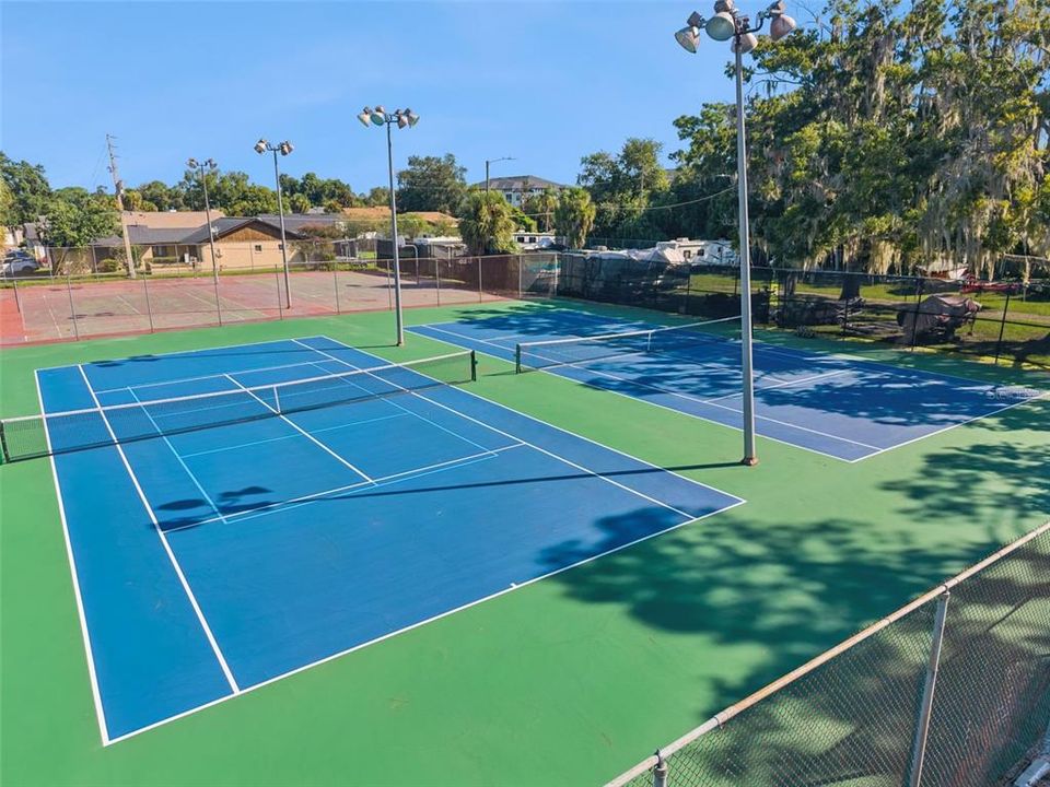 For Sale: $349,900 (2 beds, 2 baths, 1266 Square Feet)
