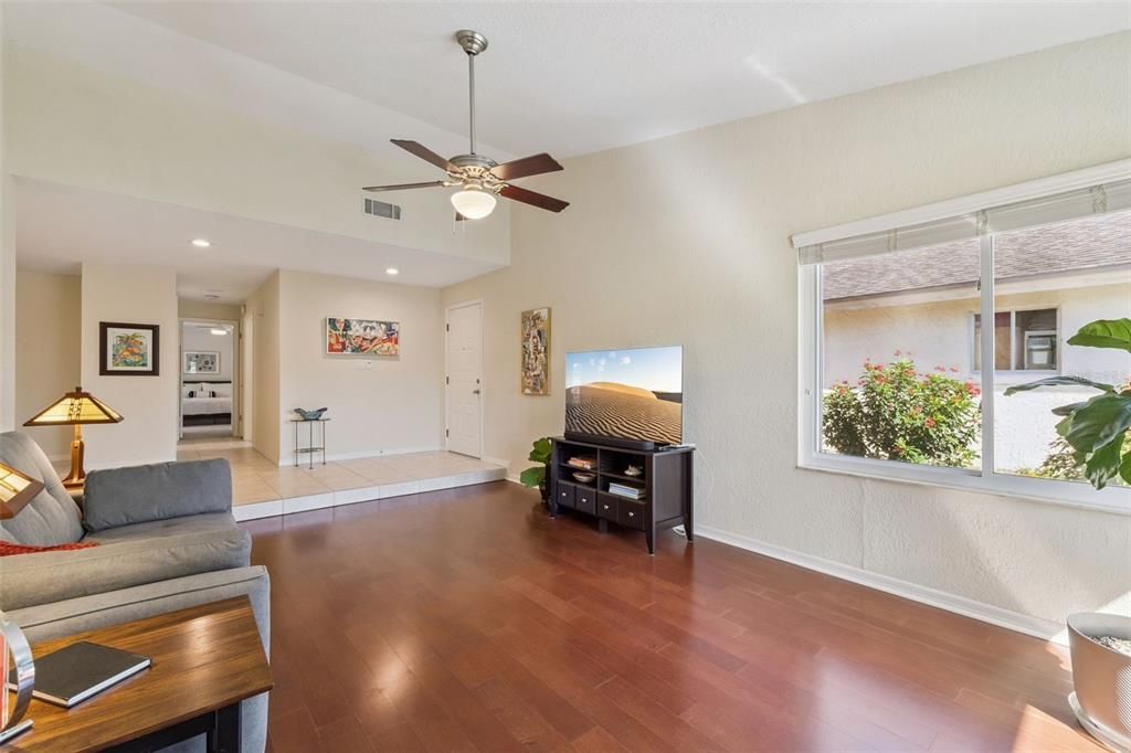 For Sale: $349,900 (2 beds, 2 baths, 1266 Square Feet)