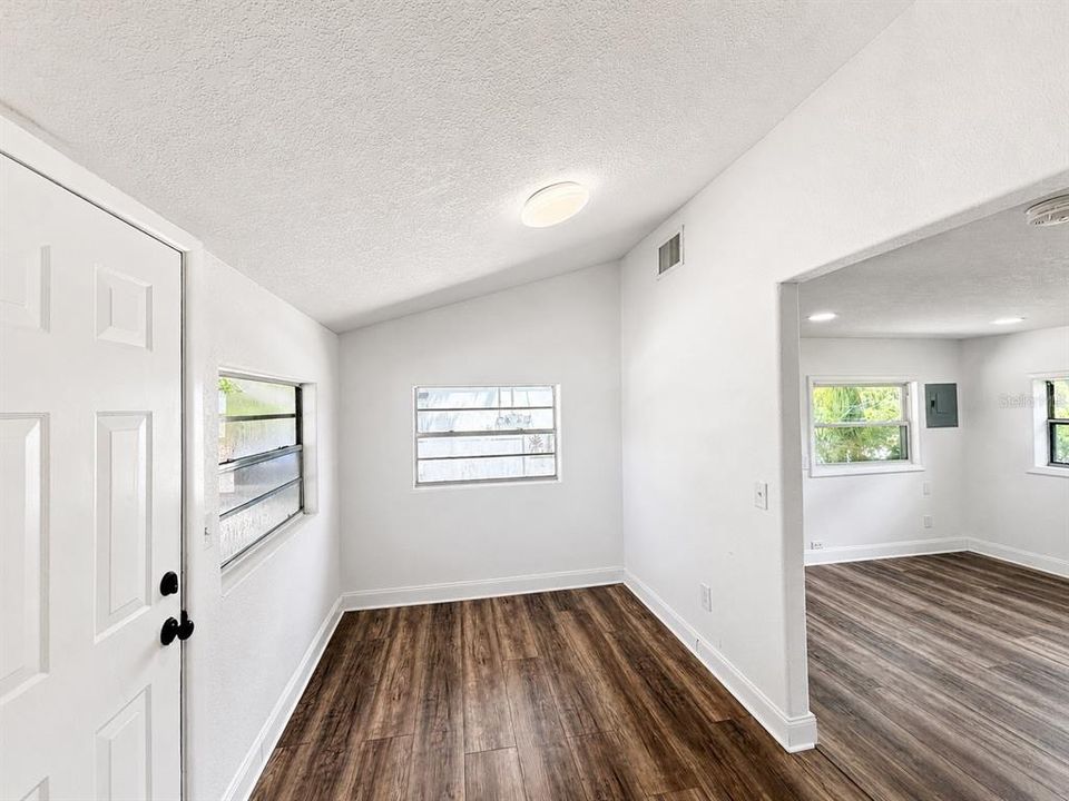 For Rent: $1,600 (2 beds, 1 baths, 669 Square Feet)