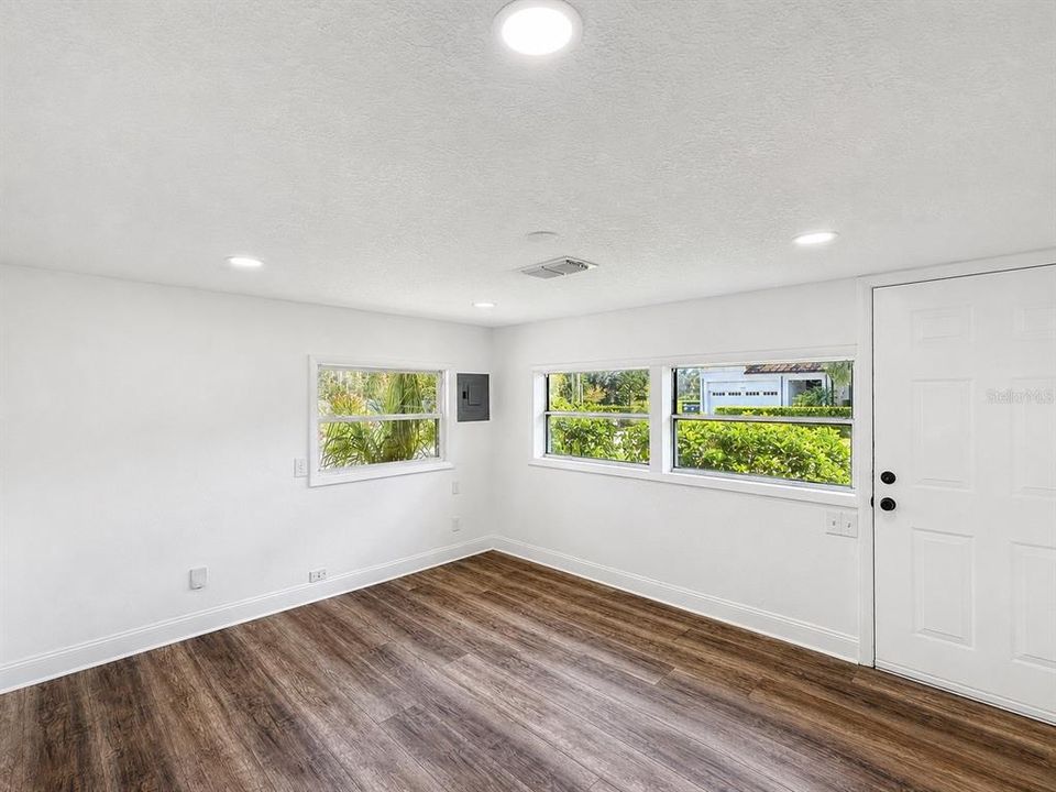 For Rent: $1,600 (2 beds, 1 baths, 669 Square Feet)
