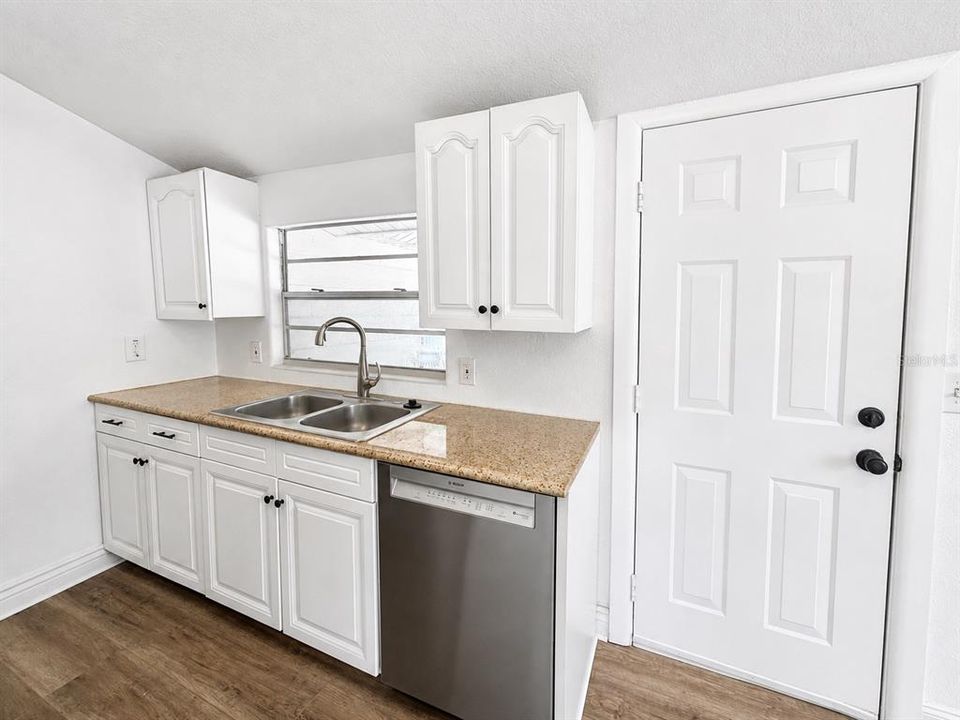 For Rent: $1,600 (2 beds, 1 baths, 669 Square Feet)