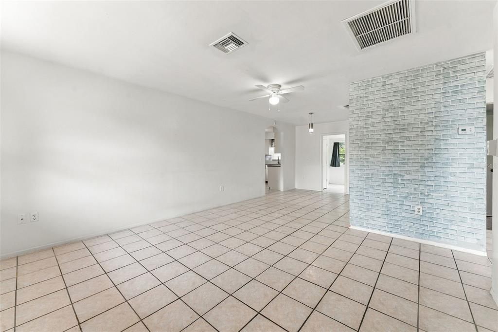 For Sale: $214,900 (3 beds, 2 baths, 1082 Square Feet)