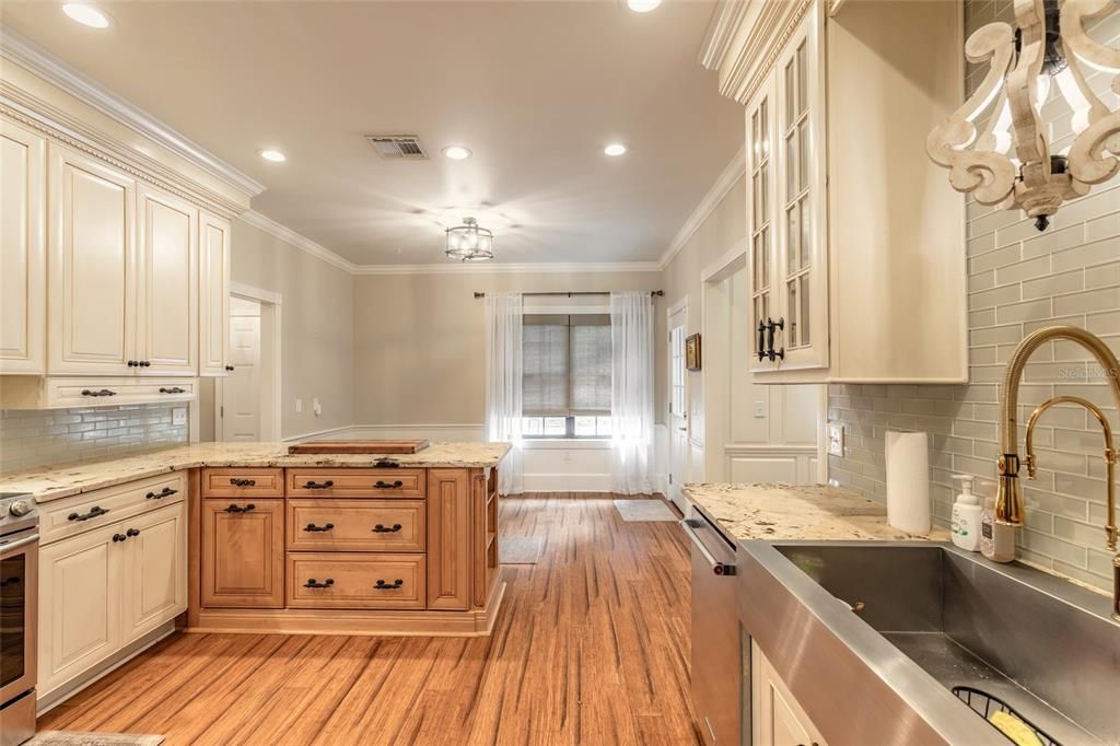 For Sale: $549,000 (3 beds, 3 baths, 2214 Square Feet)