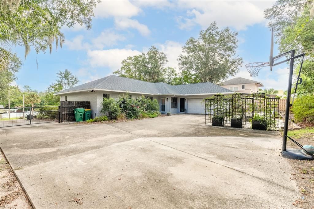 For Sale: $549,000 (3 beds, 3 baths, 2214 Square Feet)