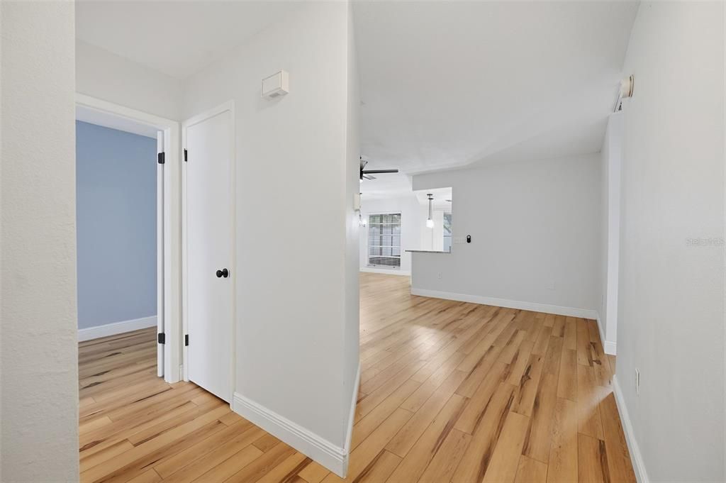 For Sale: $299,000 (2 beds, 2 baths, 1117 Square Feet)