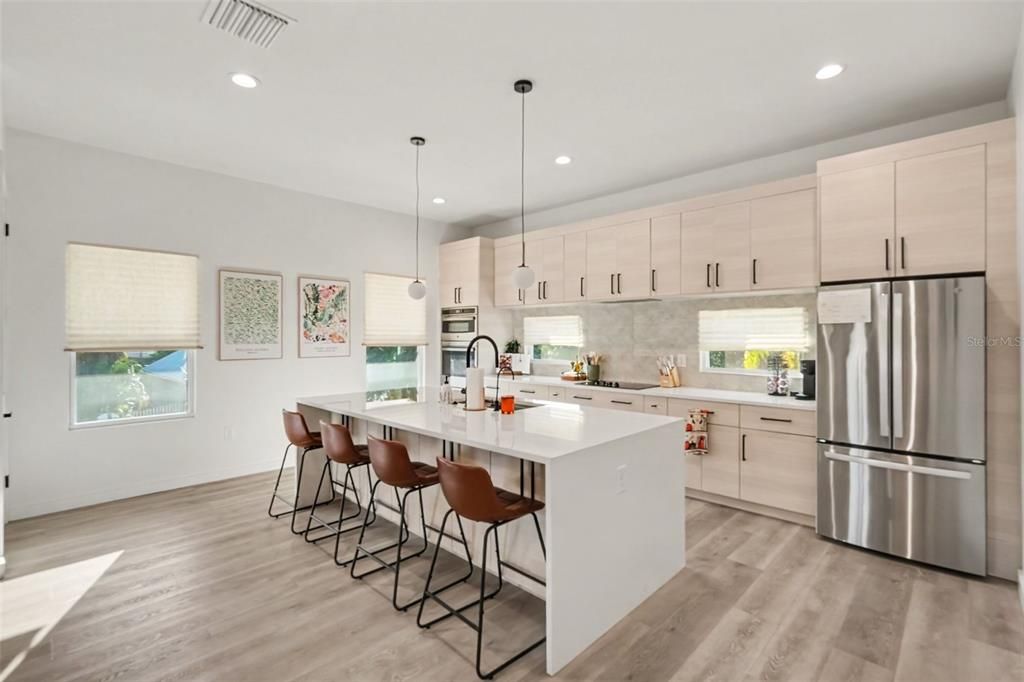 En Venta: $799,900 (3 camas, 3 baños, 2144 Pies cuadrados)