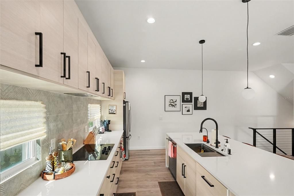 En Venta: $799,900 (3 camas, 3 baños, 2144 Pies cuadrados)
