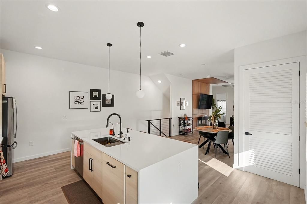 En Venta: $799,900 (3 camas, 3 baños, 2144 Pies cuadrados)