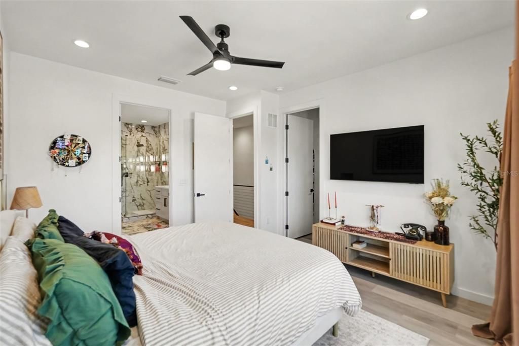 En Venta: $799,900 (3 camas, 3 baños, 2144 Pies cuadrados)