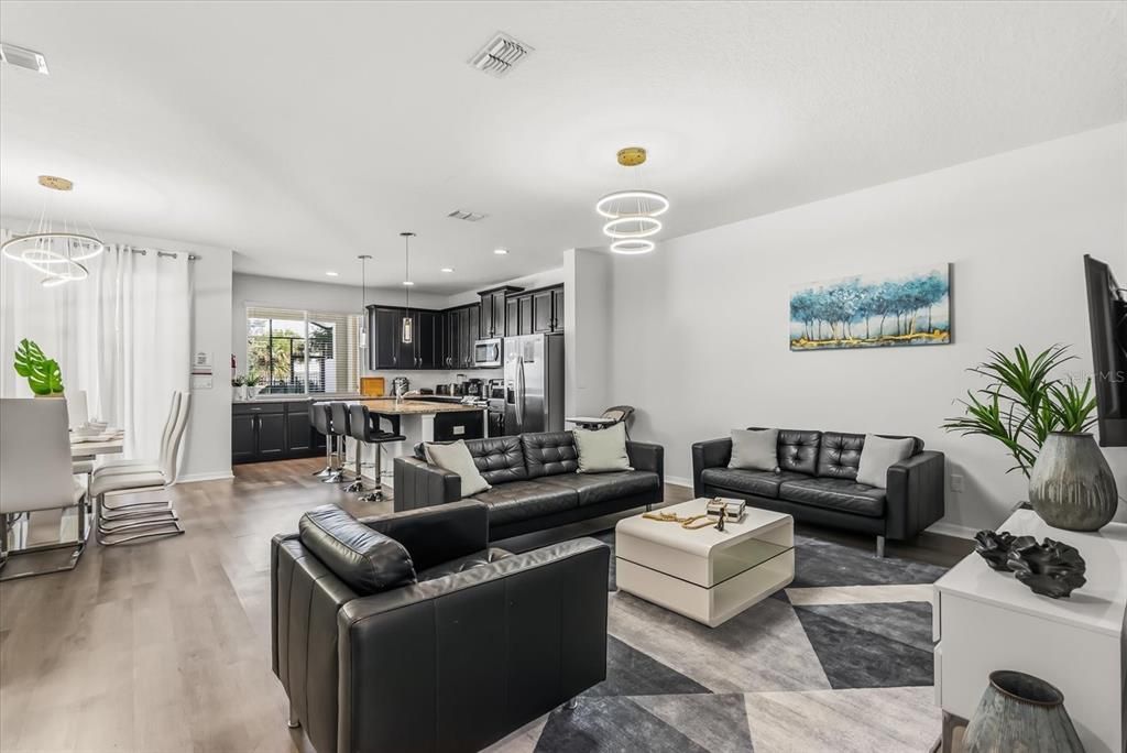 En Venta: $469,900 (4 camas, 4 baños, 2090 Pies cuadrados)