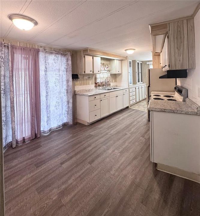 For Sale: $124,900 (2 beds, 2 baths, 1104 Square Feet)