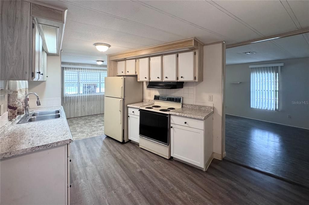 For Sale: $124,900 (2 beds, 2 baths, 1104 Square Feet)
