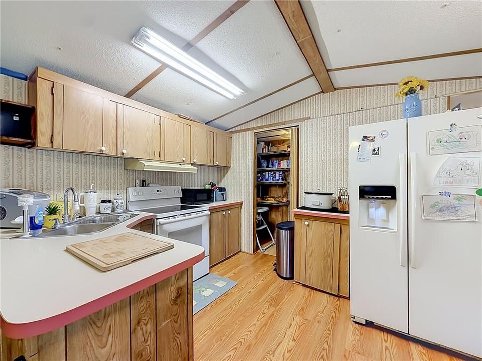 For Sale: $140,000 (2 beds, 1 baths, 992 Square Feet)