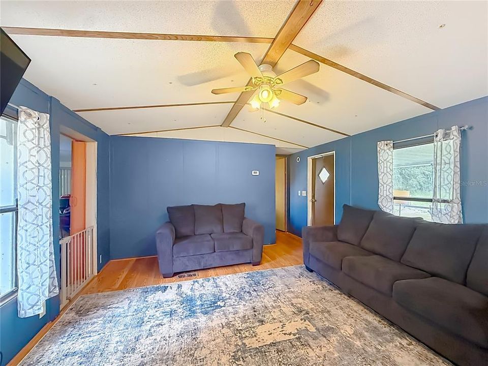 For Sale: $140,000 (2 beds, 1 baths, 992 Square Feet)