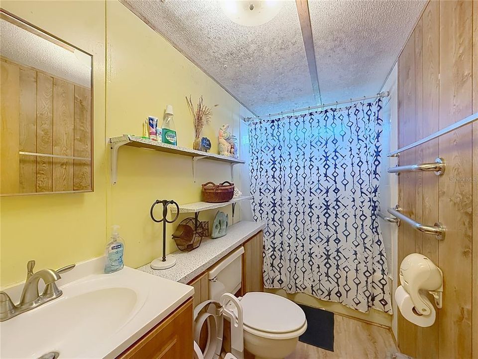 For Sale: $140,000 (2 beds, 1 baths, 992 Square Feet)