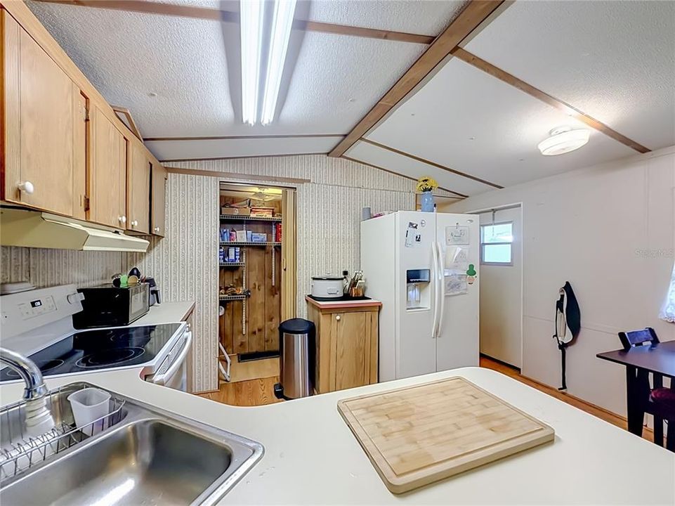 For Sale: $140,000 (2 beds, 1 baths, 992 Square Feet)