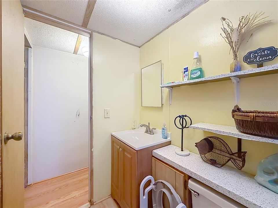 For Sale: $140,000 (2 beds, 1 baths, 992 Square Feet)
