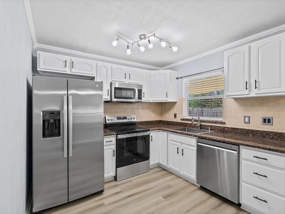 На продажу: $375,000 (2 спален, 2 ванн, 1122 Квадратных фут)