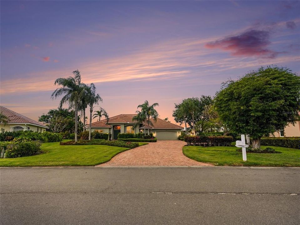 Activo con contrato: $695,000 (4 camas, 3 baños, 2752 Pies cuadrados)
