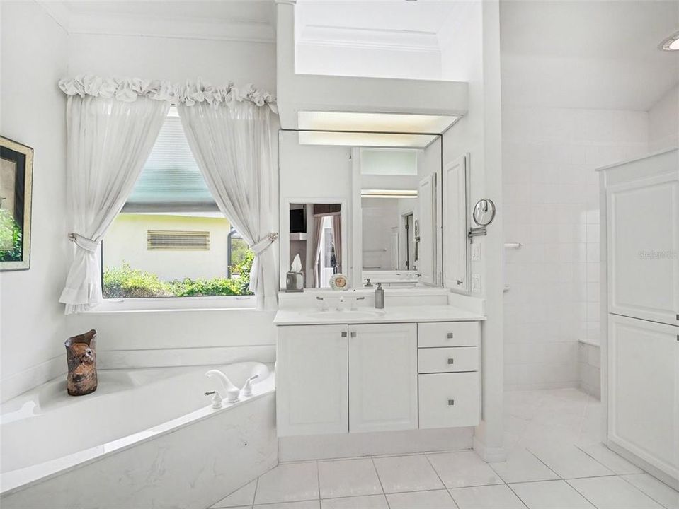 Activo con contrato: $695,000 (4 camas, 3 baños, 2752 Pies cuadrados)