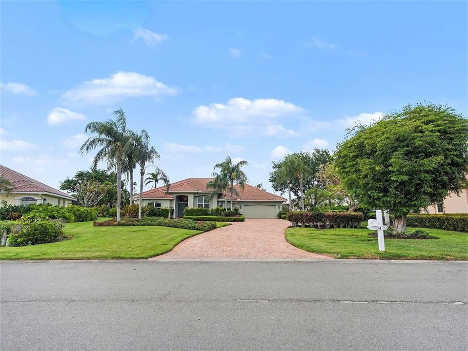 Activo con contrato: $695,000 (4 camas, 3 baños, 2752 Pies cuadrados)