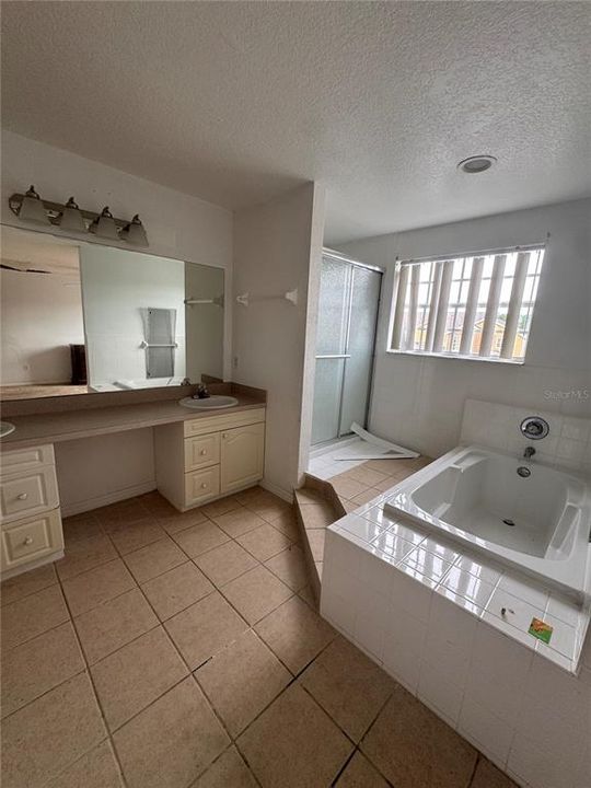 En Venta: $230,000 (4 camas, 3 baños, 1881 Pies cuadrados)