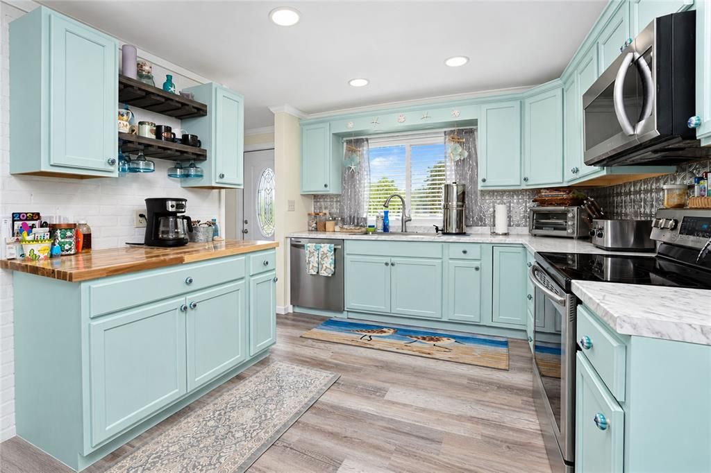 For Sale: $199,900 (2 beds, 2 baths, 1071 Square Feet)