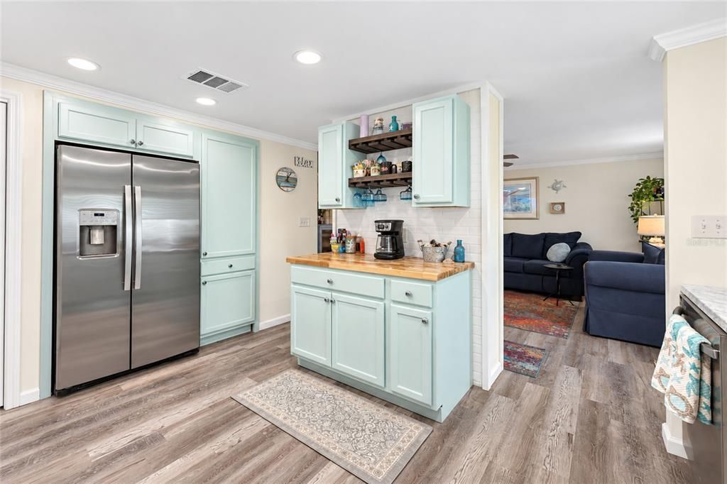 For Sale: $199,900 (2 beds, 2 baths, 1071 Square Feet)