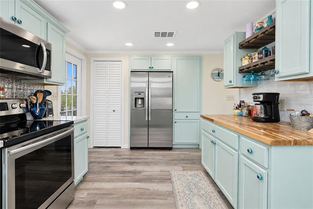 For Sale: $199,900 (2 beds, 2 baths, 1071 Square Feet)