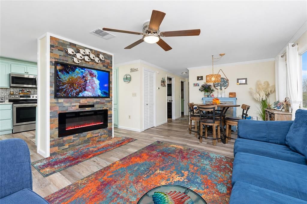 For Sale: $199,900 (2 beds, 2 baths, 1071 Square Feet)