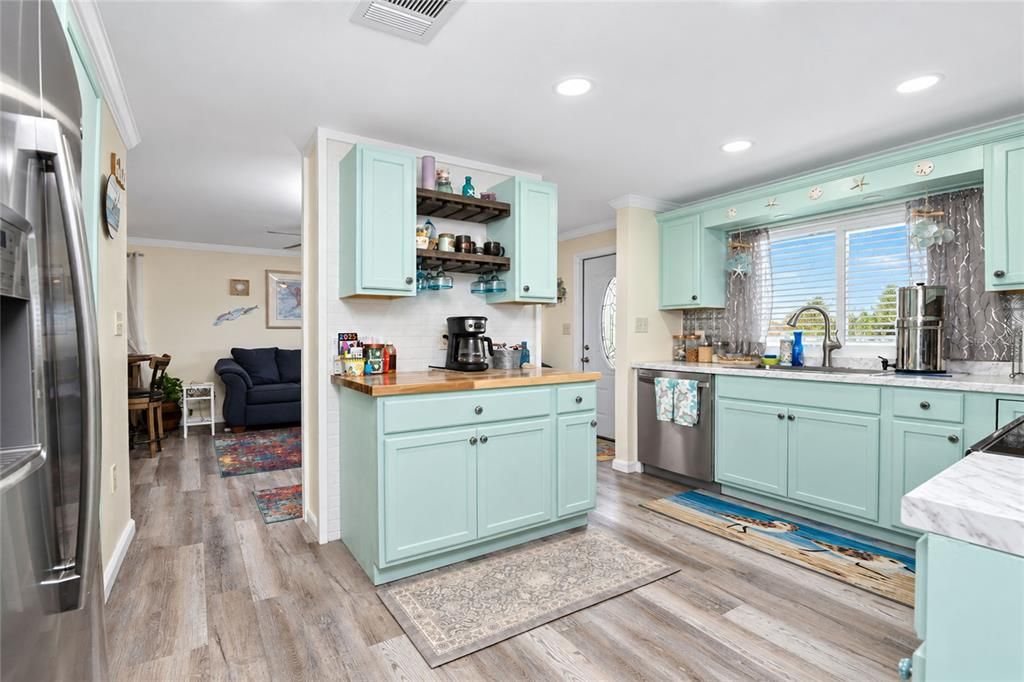For Sale: $199,900 (2 beds, 2 baths, 1071 Square Feet)