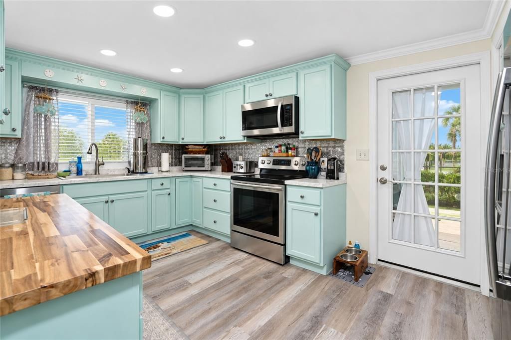 For Sale: $199,900 (2 beds, 2 baths, 1071 Square Feet)