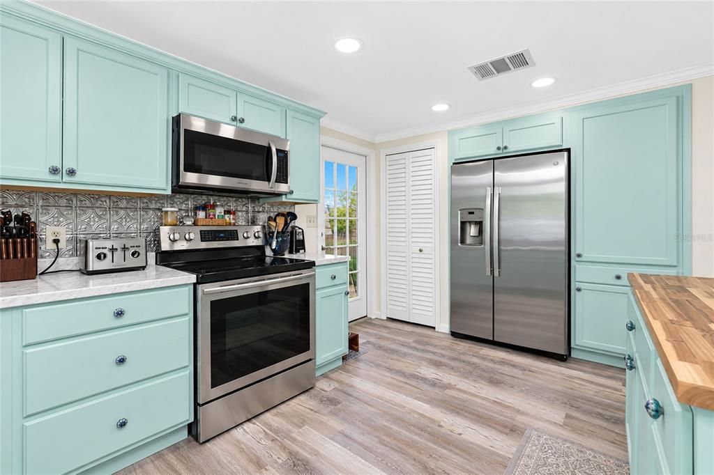 For Sale: $199,900 (2 beds, 2 baths, 1071 Square Feet)